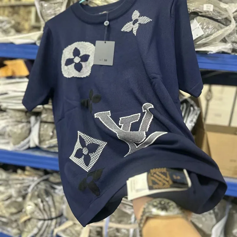 Louis Vuitton   Light luxury short sleeved t-shirt for both men and women, knitted top with half sle
