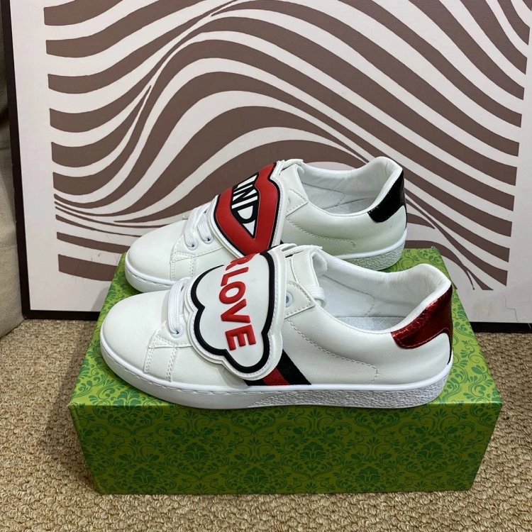 Gucci kisses red lips in white shoes | Litbuuy Spreadsheet