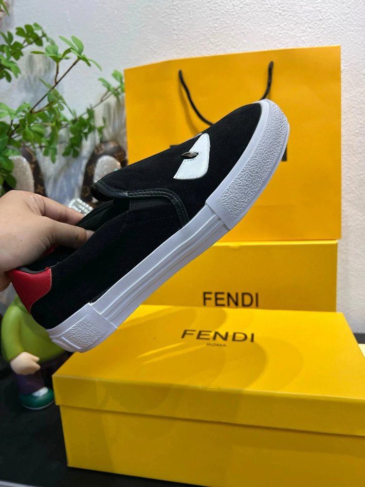 Fendi Monster stomps on board shoes with one foot | Litbuuy Spreadsheet