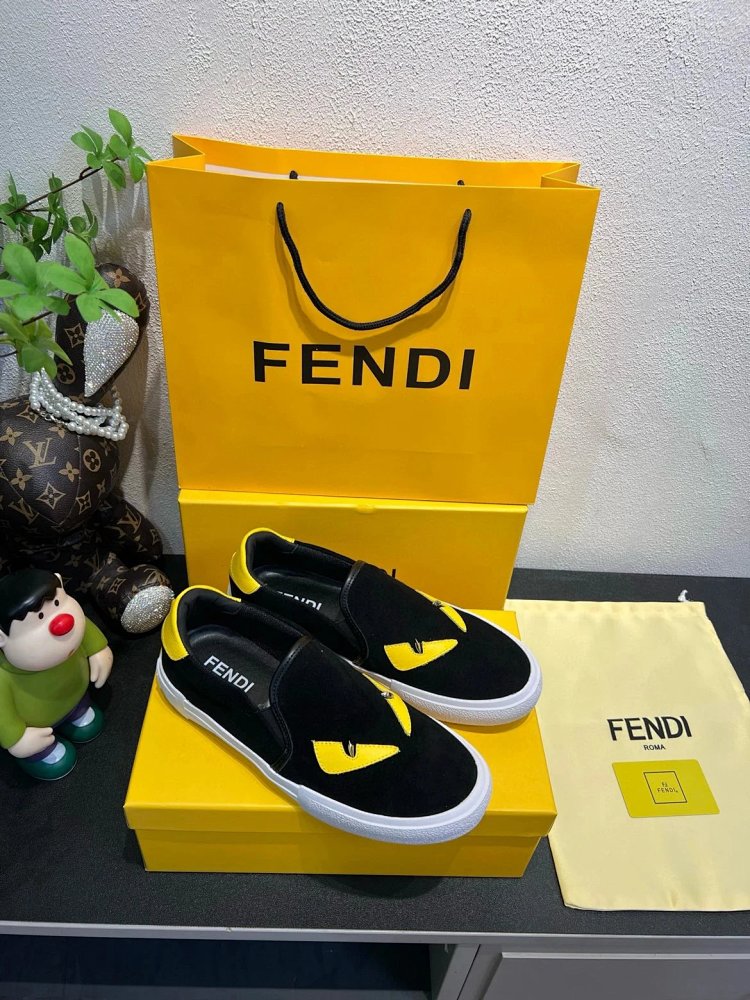 Fendi Monster stomps on board shoes with one foot | Litbuuy Spreadsheet