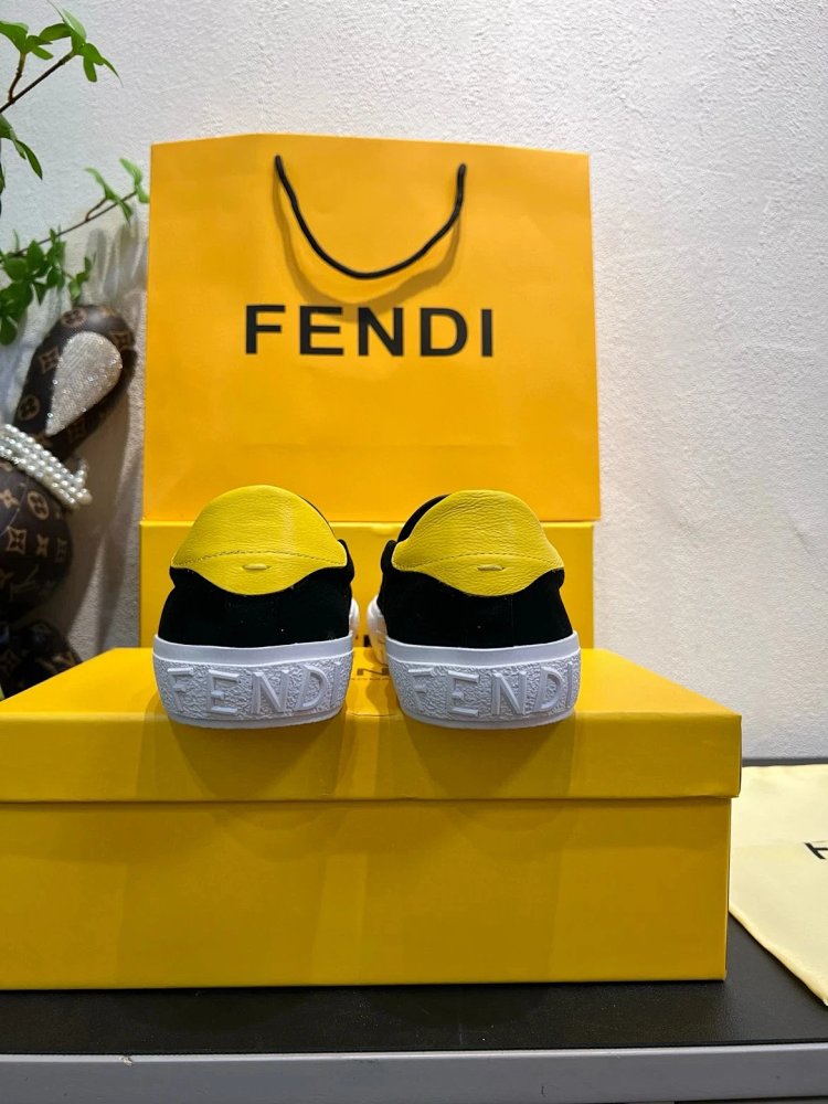 Fendi Monster stomps on board shoes with one foot | Litbuuy Spreadsheet