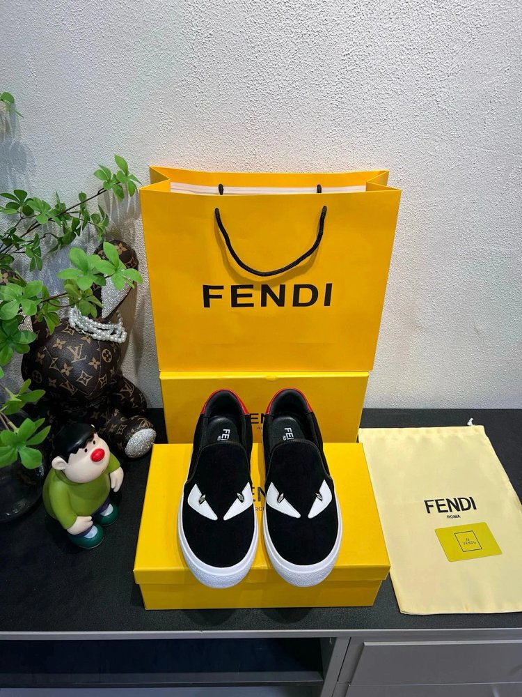 Fendi Monster stomps on board shoes with one foot | Litbuuy Spreadsheet