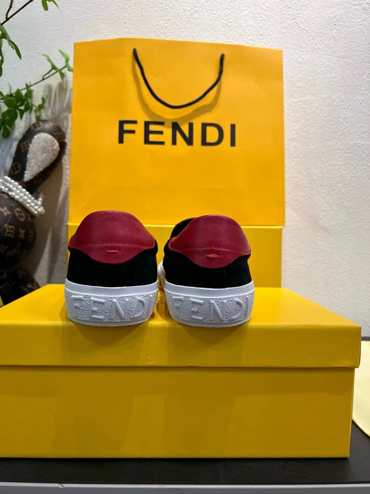 Fendi Monster stomps on board shoes with one foot | Litbuuy Spreadsheet